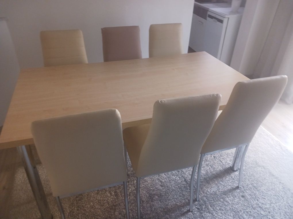 Sześć krzeseł I stół