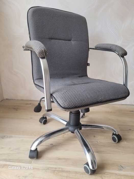 Продам офисные стулья