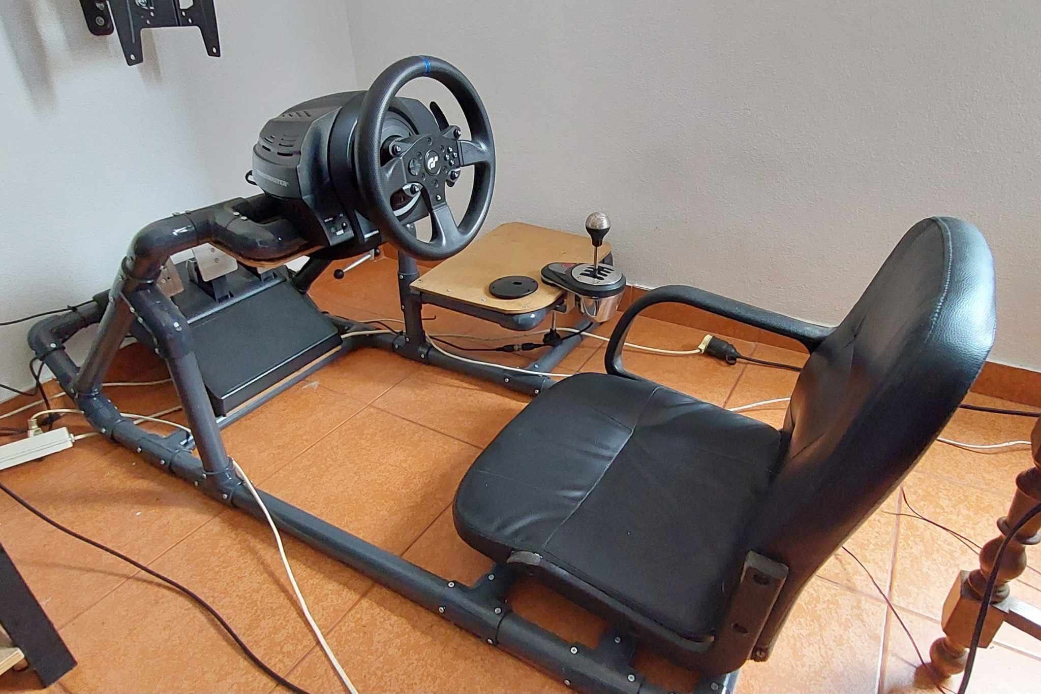 Cockpit com volante e câmbio Thrustmaster