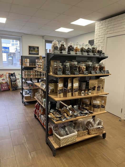 Столи, стелажі, гачки, каса та обладнання для АЗС