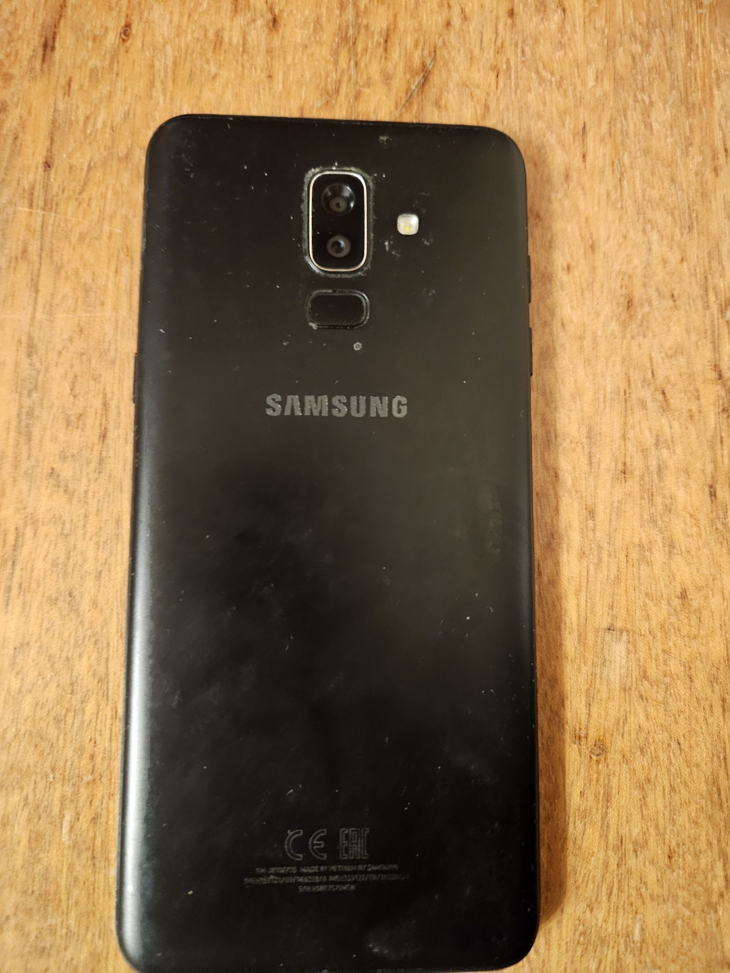 Телефон Samsung J8 в отличном состоянии