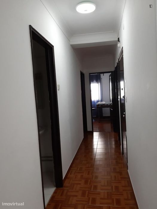 Quarto - localizado em Santa Marinha Porto