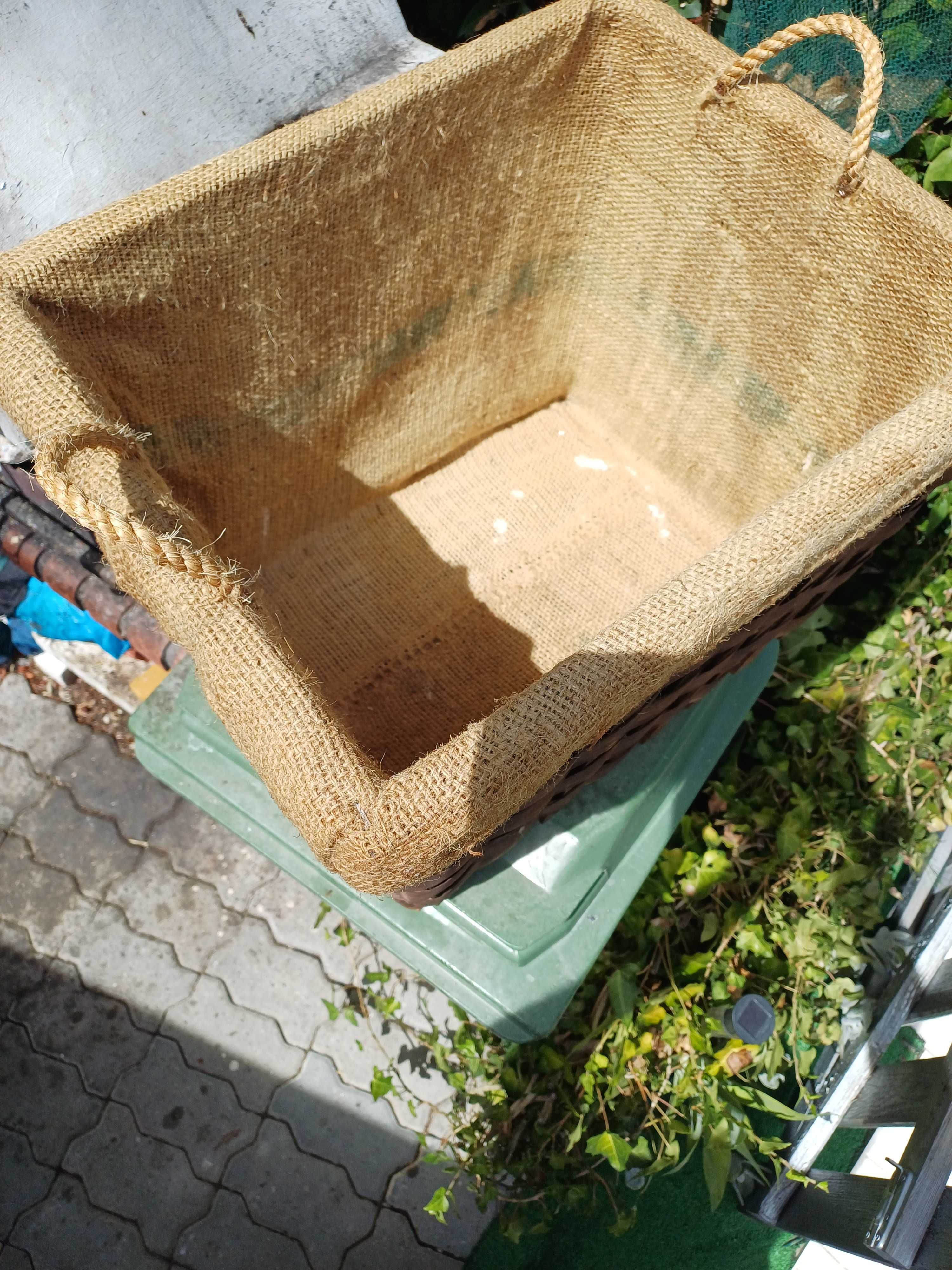 Cesta para lenha ou pinhas