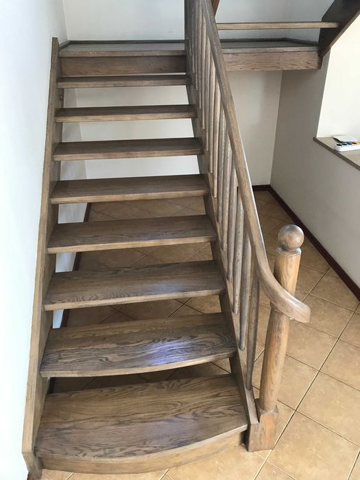 Renowacje schodów drewnianych cyklinowanie