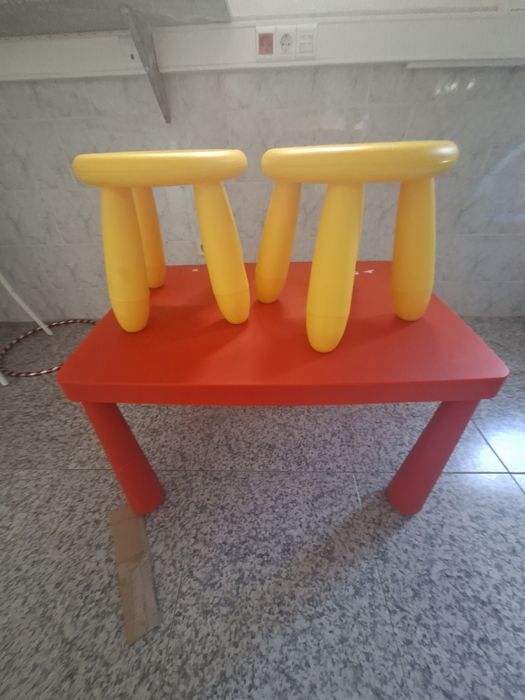 Mesa e 2 bancos crianca