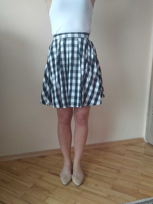 Czarno biała,  rozkloszowana spódnica w kratę, Mohito, 34