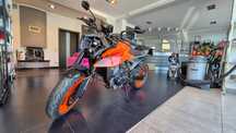 KTM Duke KTM Duke 990 Orange MY24 2200km Stan salonowy
