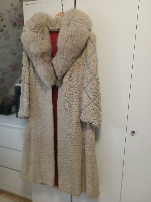 Ciekawe futro z beżowych karakułów z kołnierzem z lisa R xl-xxl