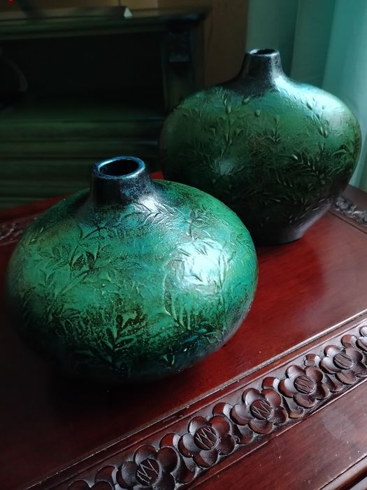 Komplet pięknych ceramicznych wazonow