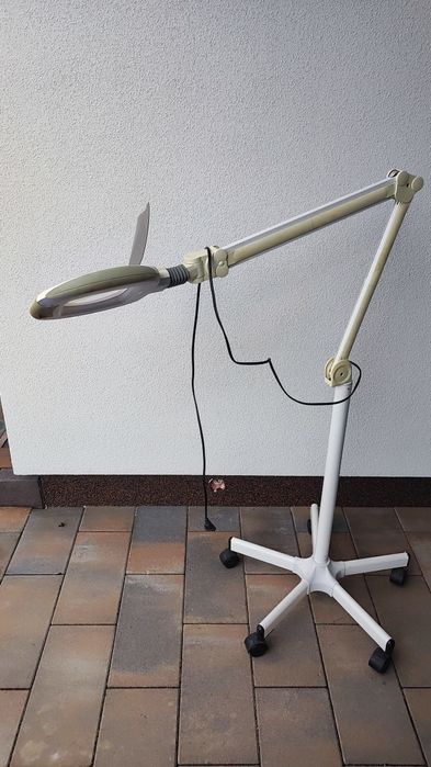 Lampa kosmetyczna LED z lupą