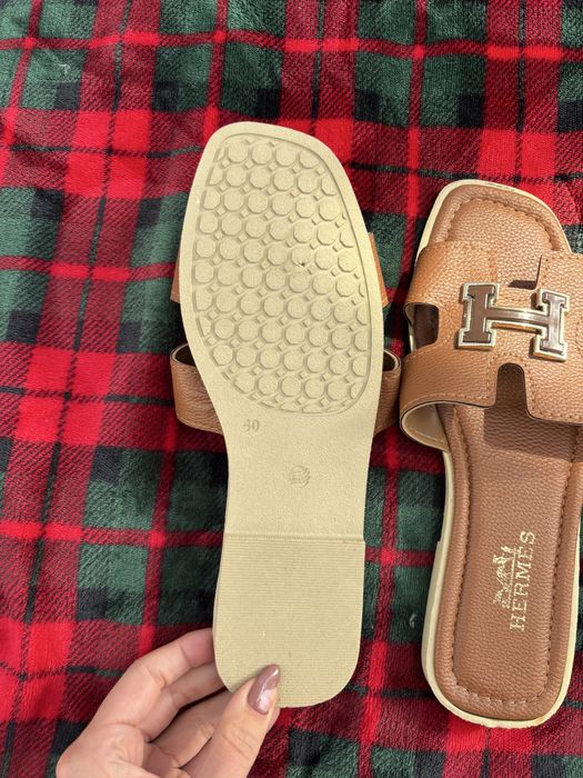 Klapki brązowe logowane