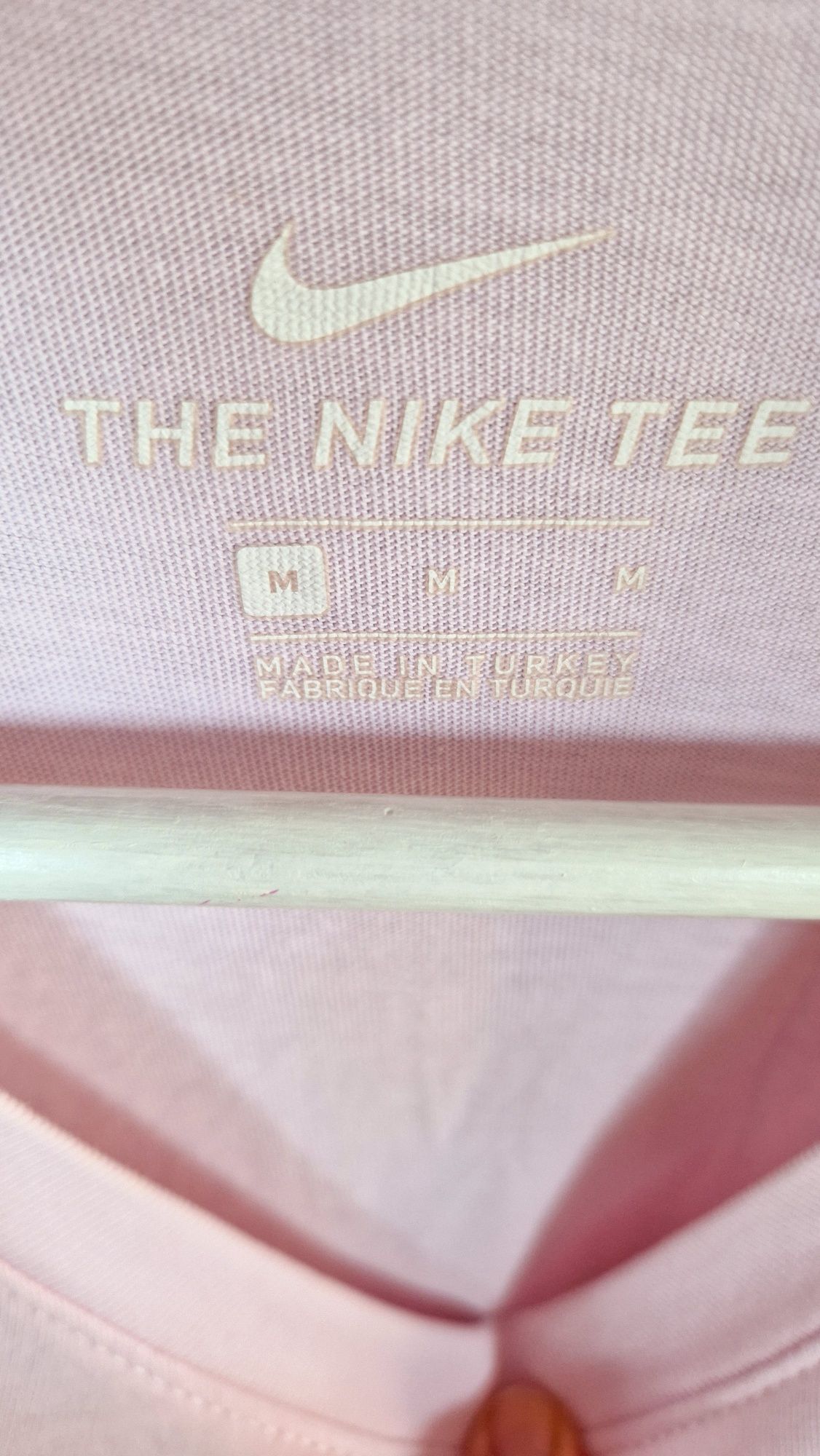 Jasnoróżowy prosty t-shirt, podkoszulek The Nike Tee vintage eur M