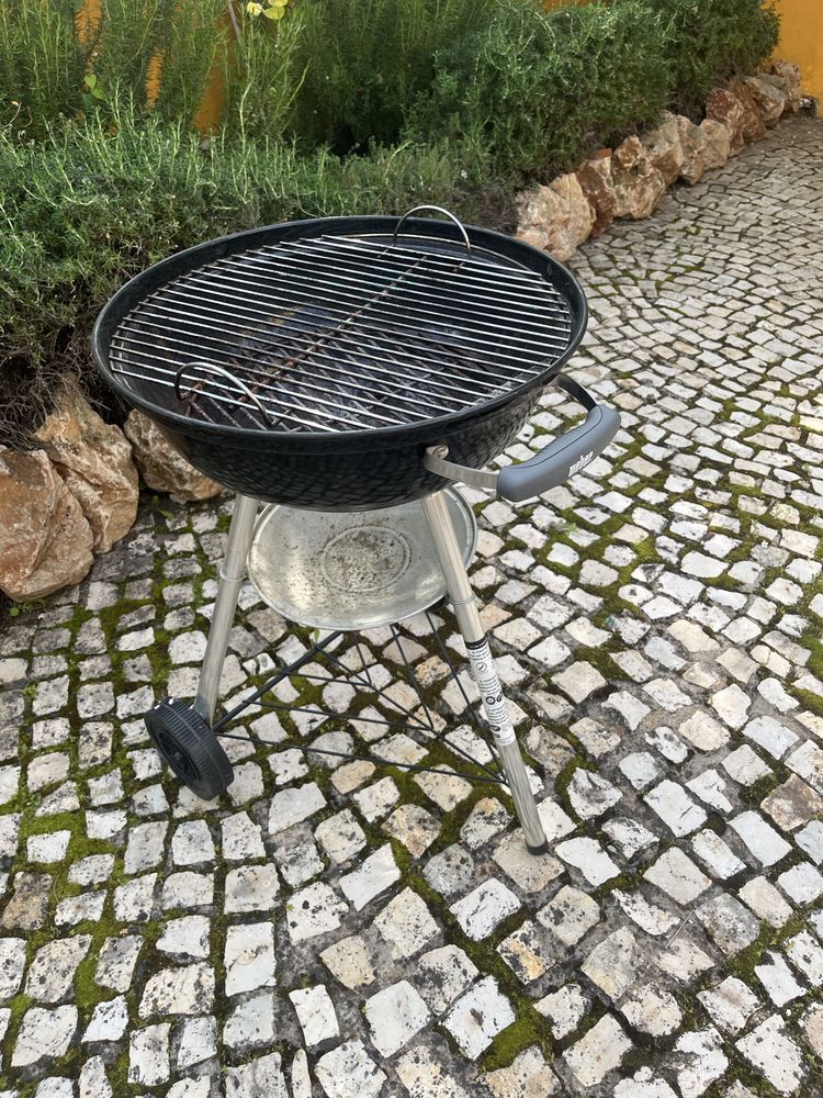 Barbecue grelhador a carval weber compact, nunca foi usado.