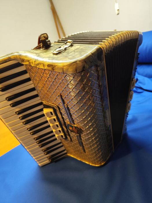 Akordeon WELTMEISTER 120 basy