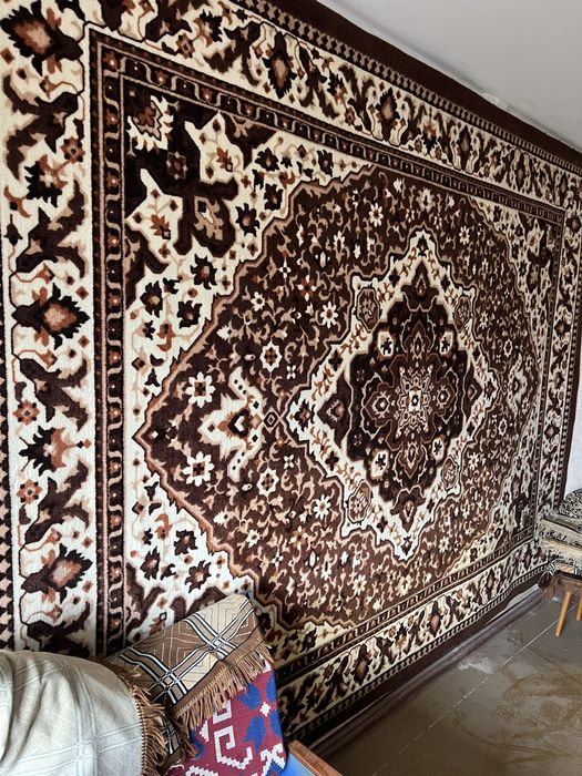 Продам ковер синтетика р десь 2,5 на 3 +~