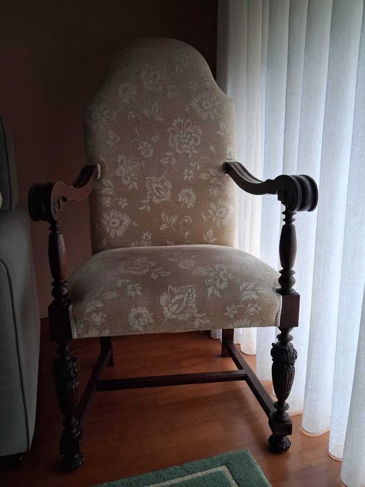 Cadeira antiga forrada a tecido adamascado novo