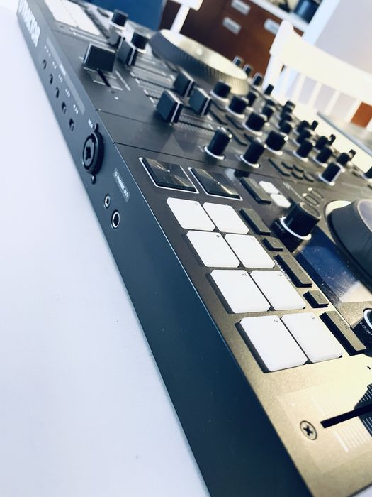 Native Instruments Traktor Kontrol S4 MK3 + Traktor pro 4