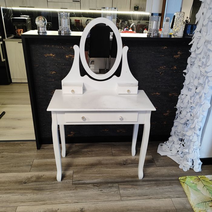 Toaletka biała z lustrem