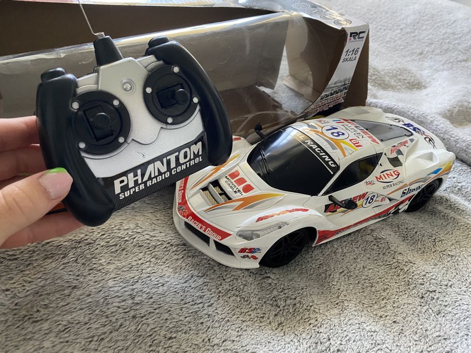 Auto wyscigowe zdalnie sterowany