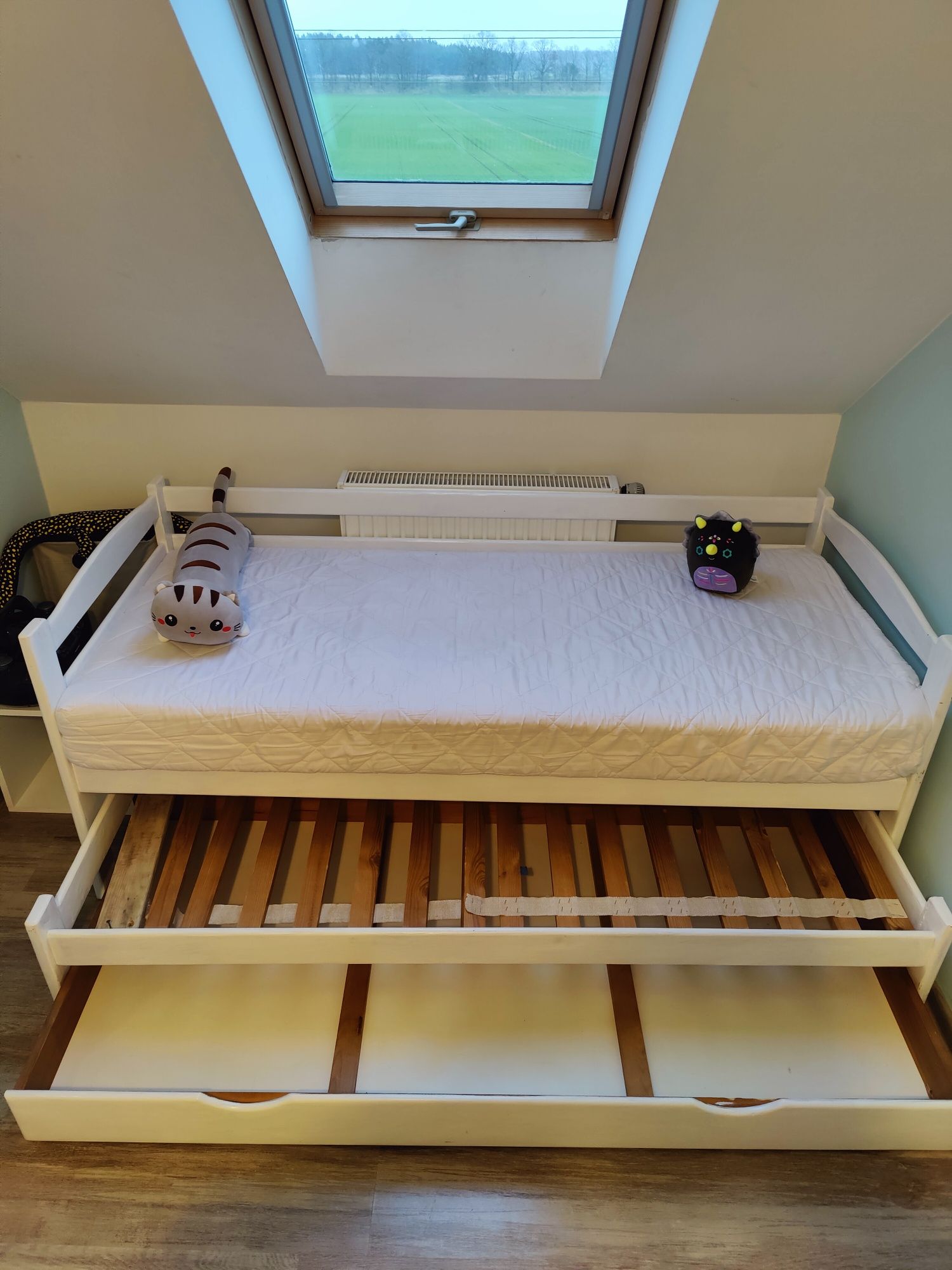 Łóżko drewniane podwójne.