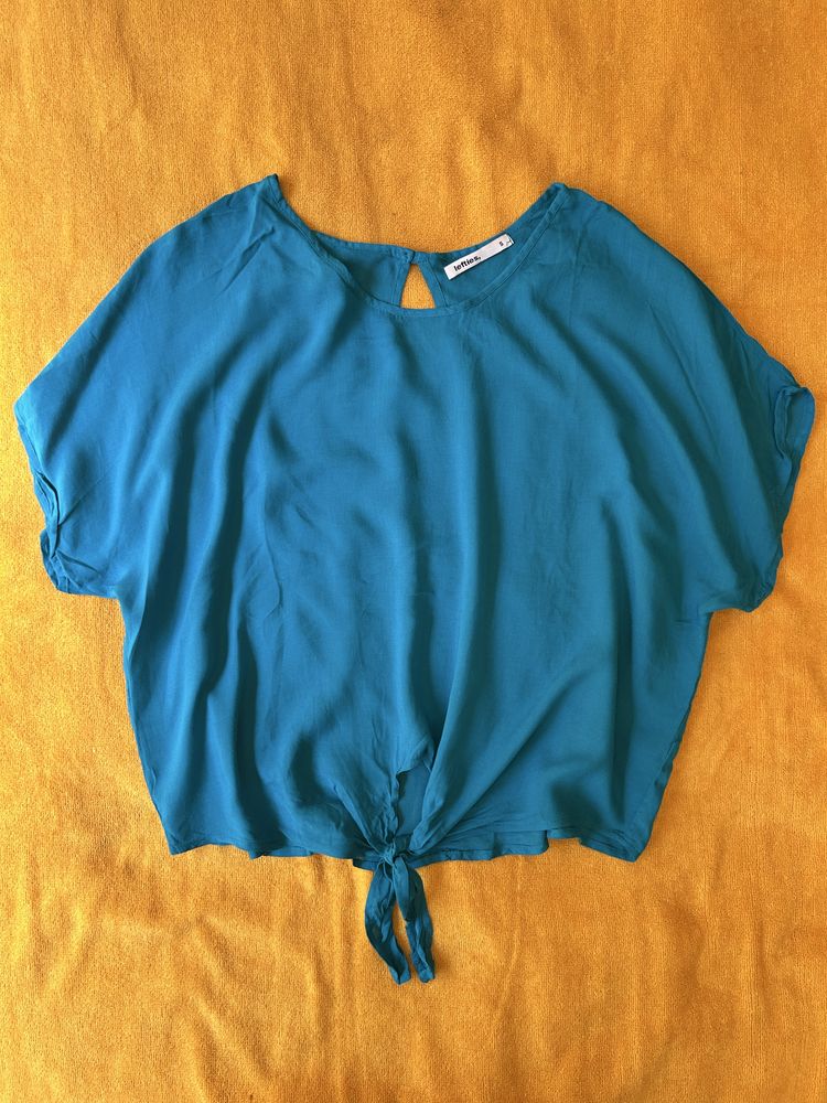 Top fluído azul turquesa.