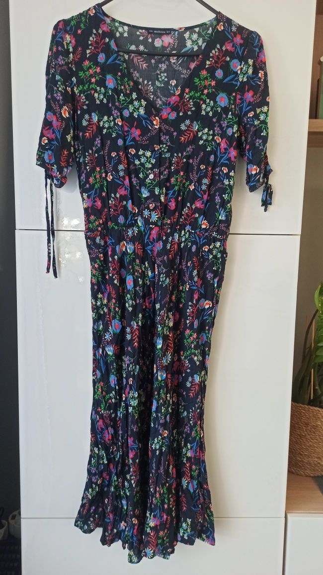 Sukienka midi w kwiaty Madicine XS