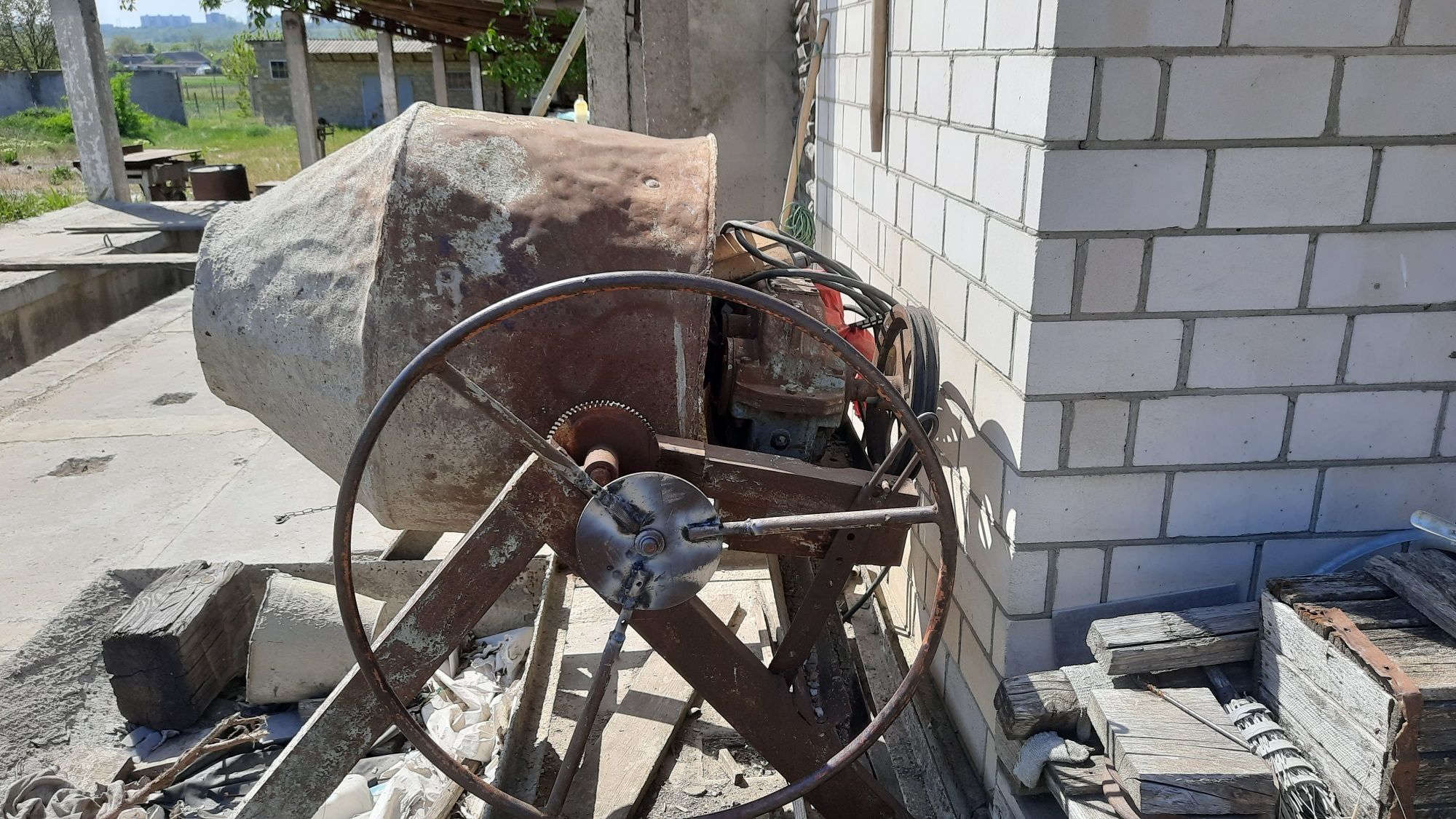 Продам бетономешалку 0.25 куб, б/у.