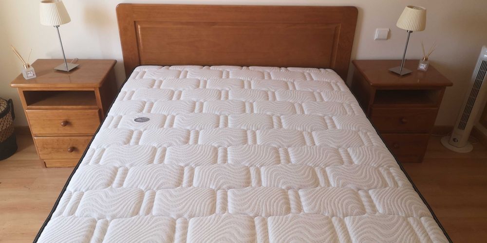 Mobília de quarto : Cama de casal + colchão + 2 mesas de cabeceira