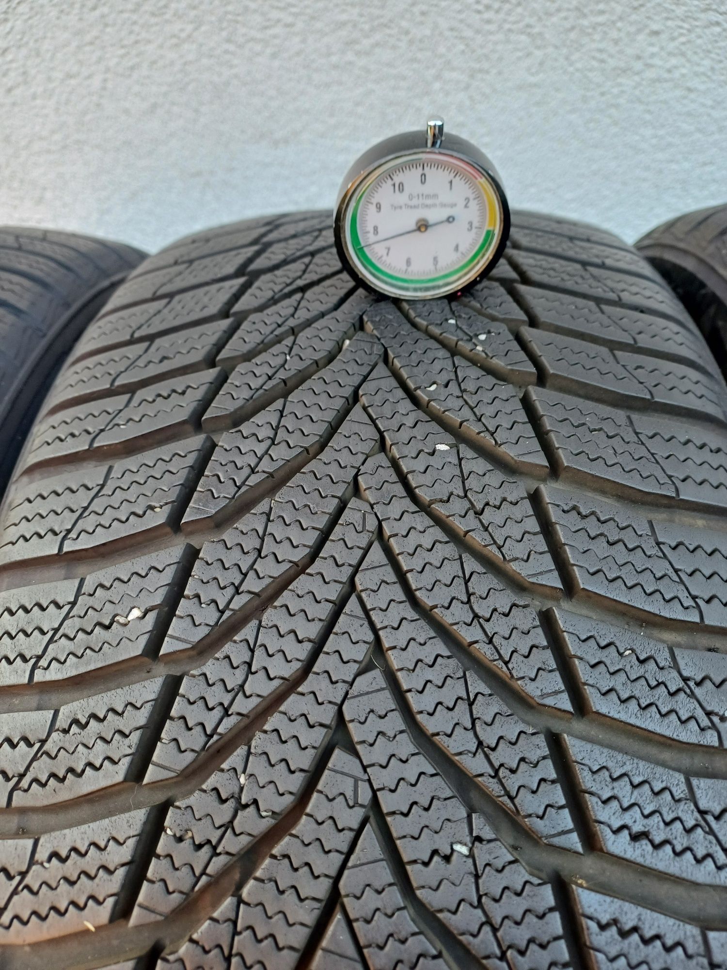235/45R18 98V zimowe Nexen