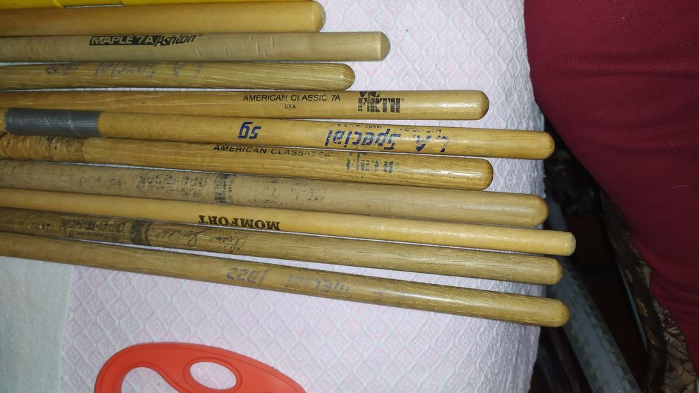 Lote de baquetas e acessórios para percussão 200€
