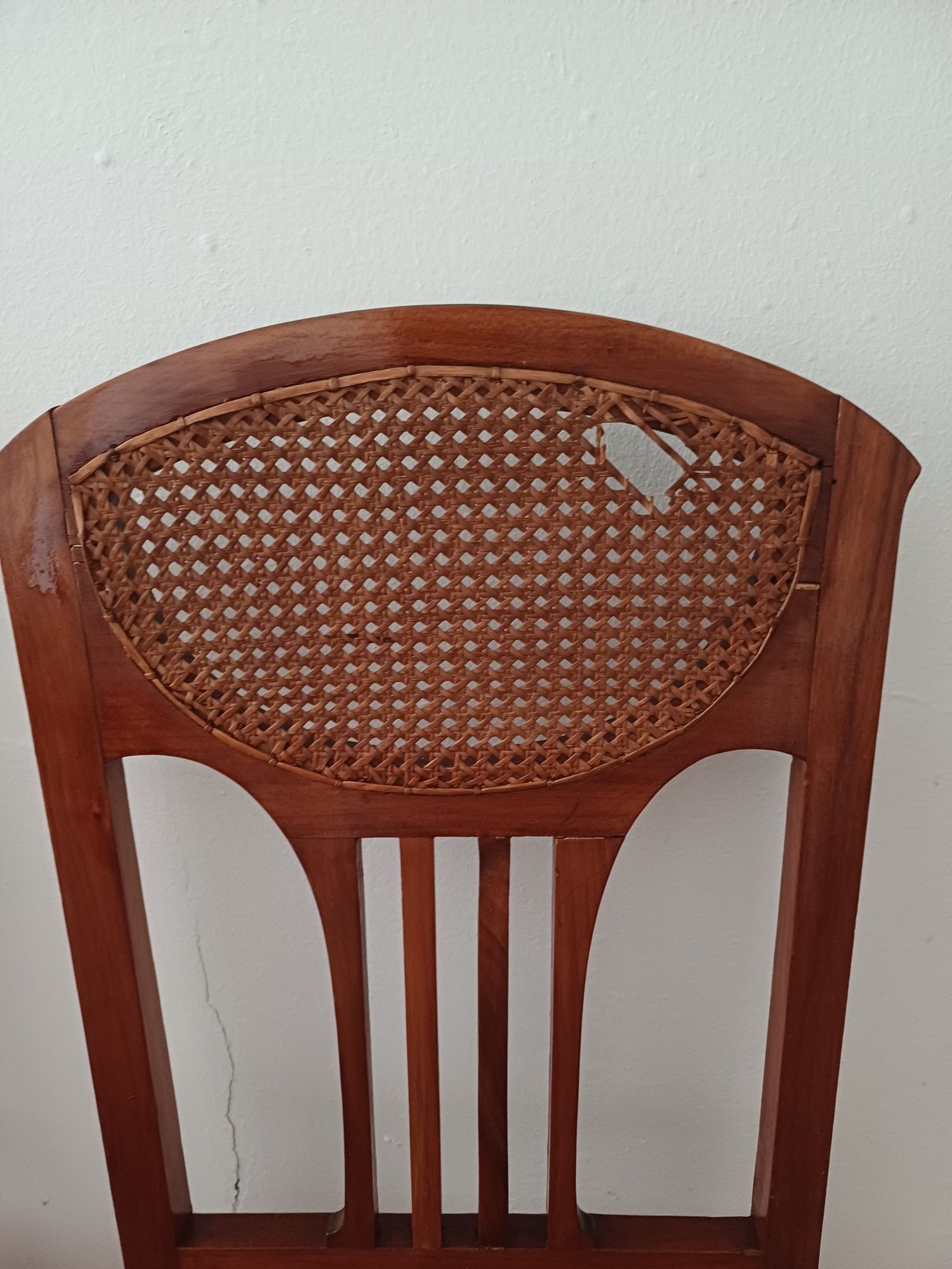 Três cadeiras com acento em palhinha.
Uma delas de braços