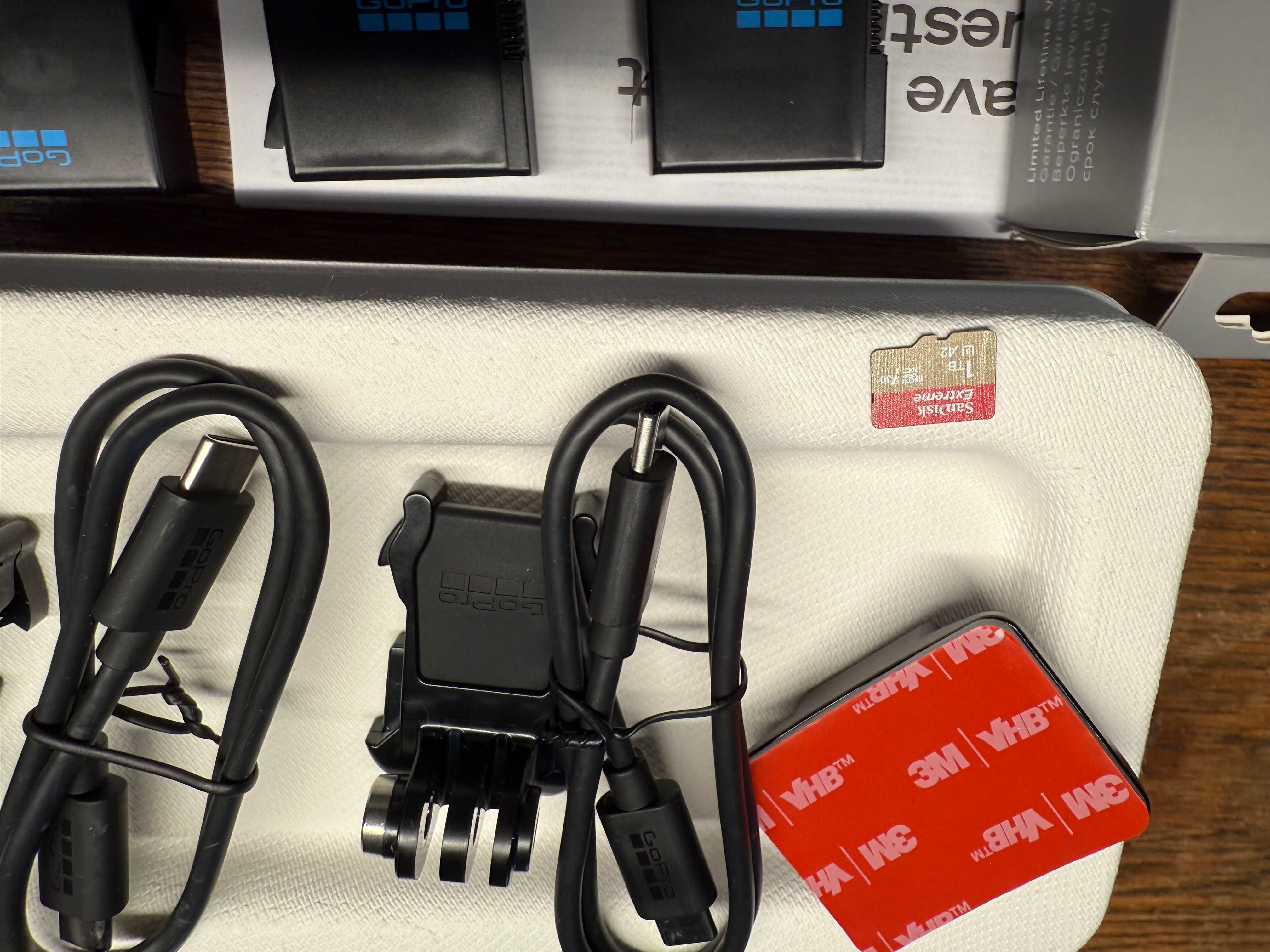 GoPro HERO 13 Black + Dual Charger + 3 baterie + Sandisk Extreme 1TB
