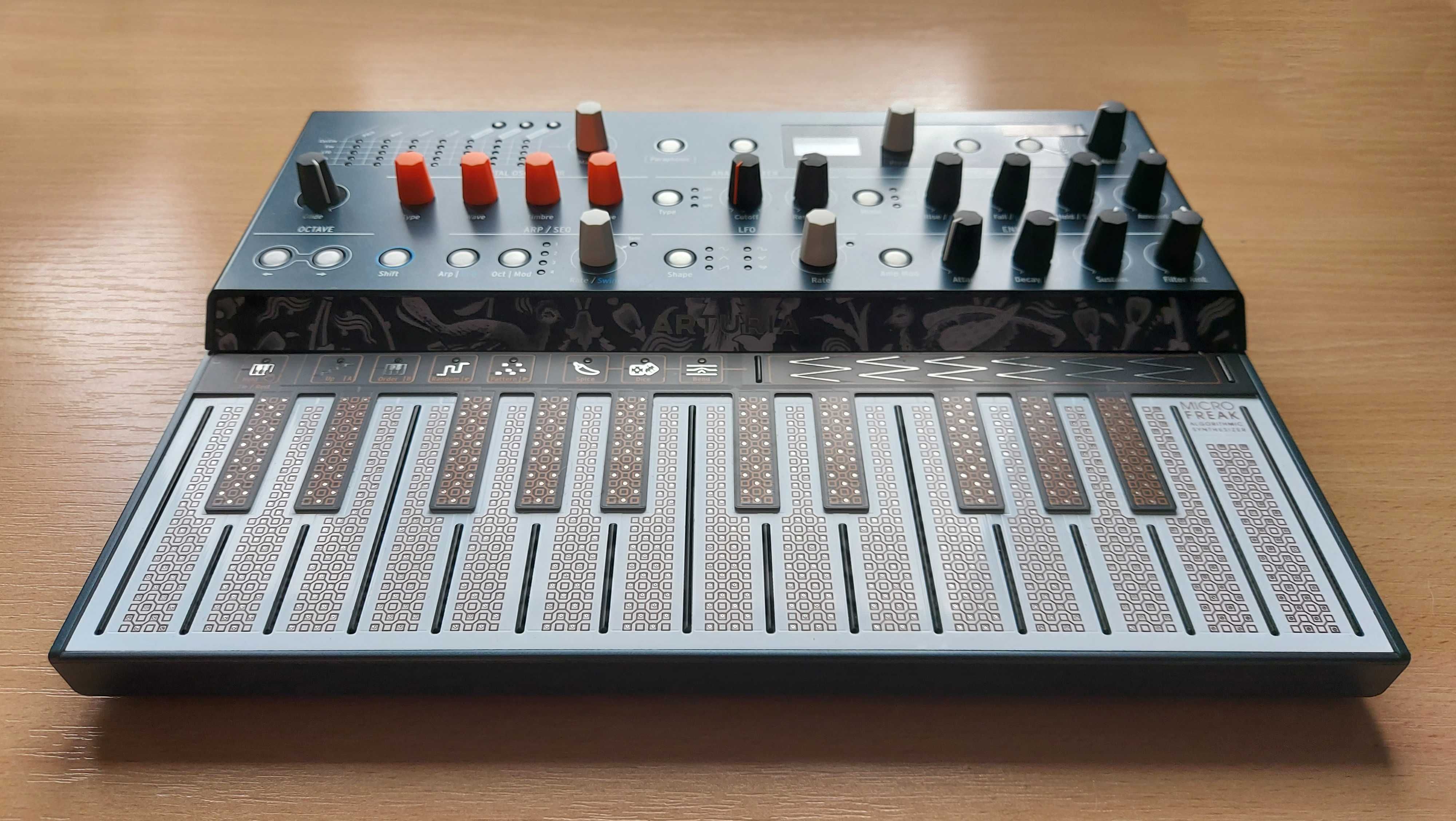 Arturia Microfreak syntezator hybrydowy + decksaver