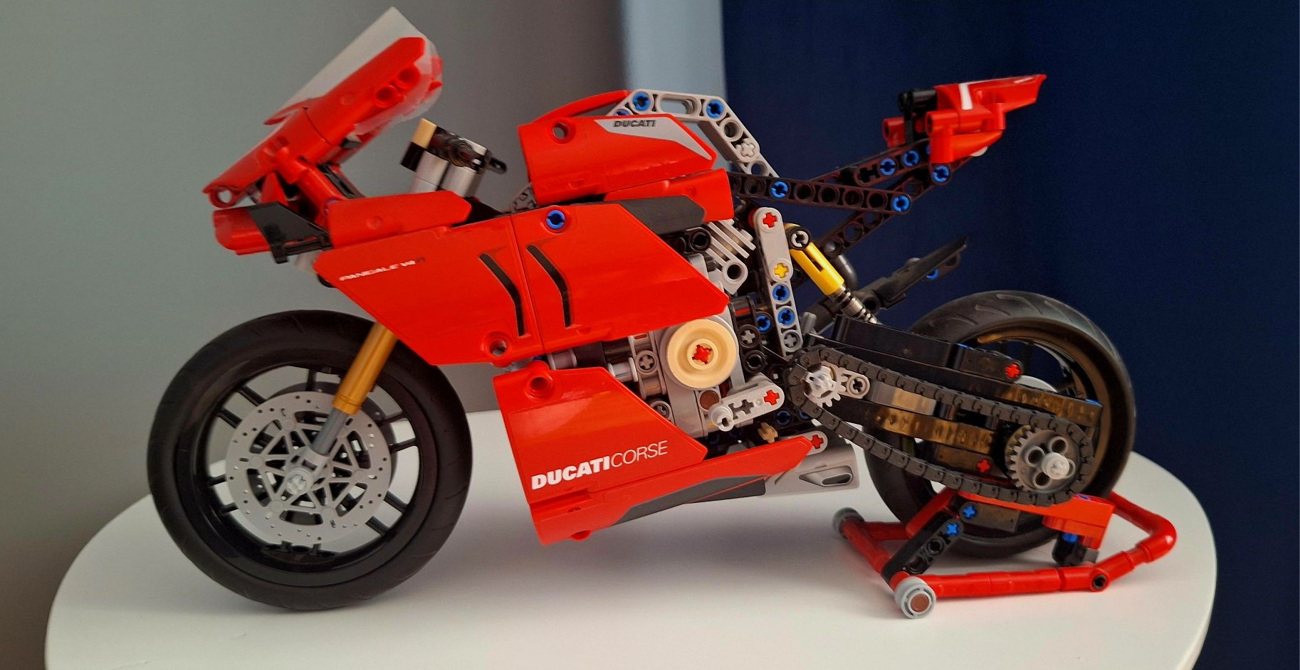 Klocki Prezent LEGO Technic 42107 Ducati Panigale V4 S - ułożone