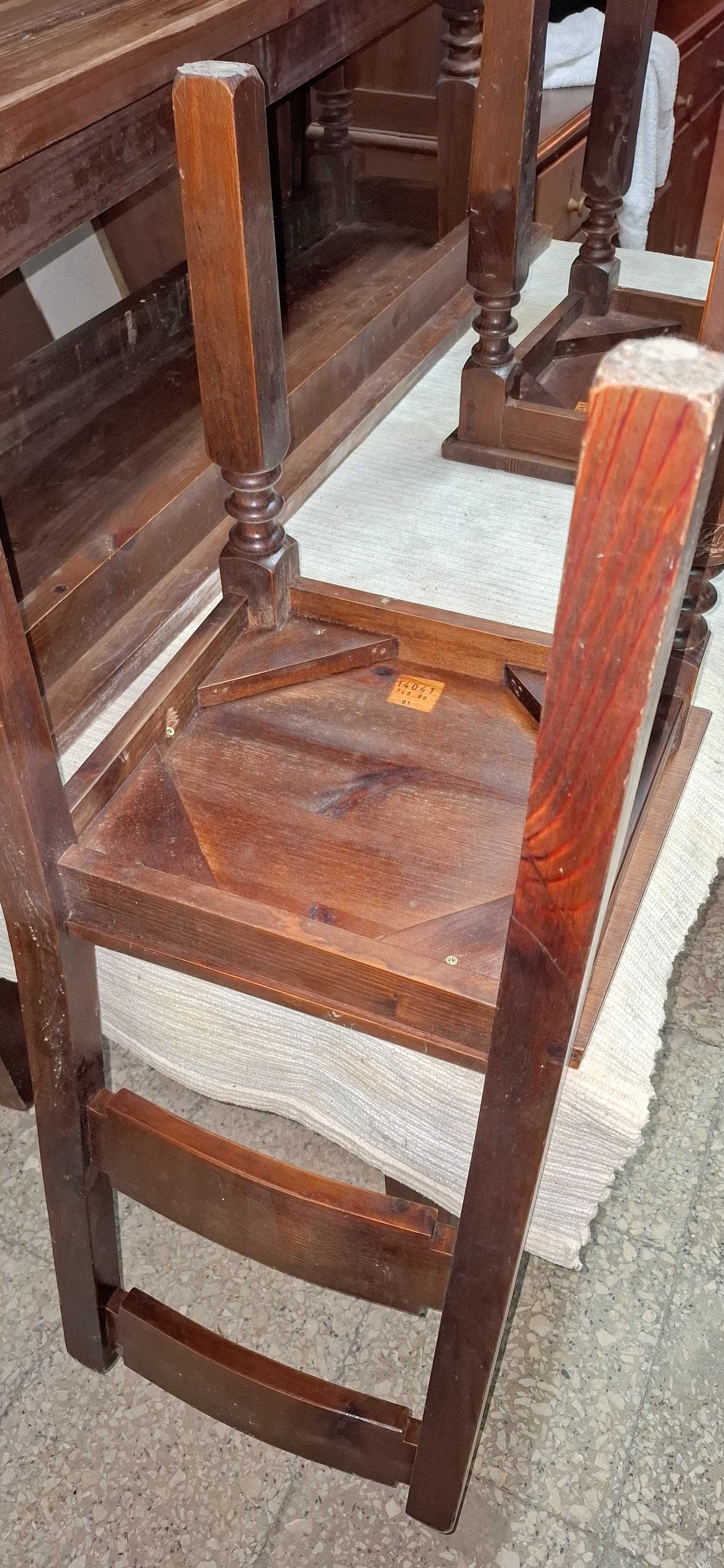 Conjunto de Jantar Rústico em Madeira (Mesa + 2 Bancos + 2 Cadeiras)