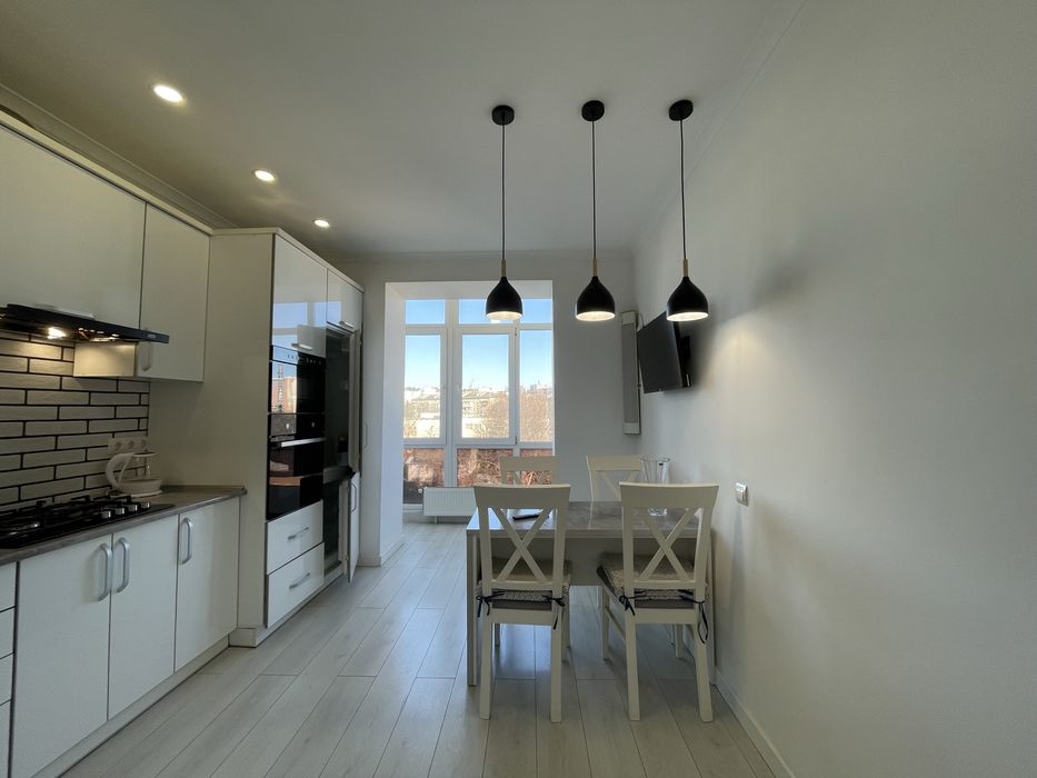 ЦЕНТР!Продаж простороі та світлої 2 кім квартири!