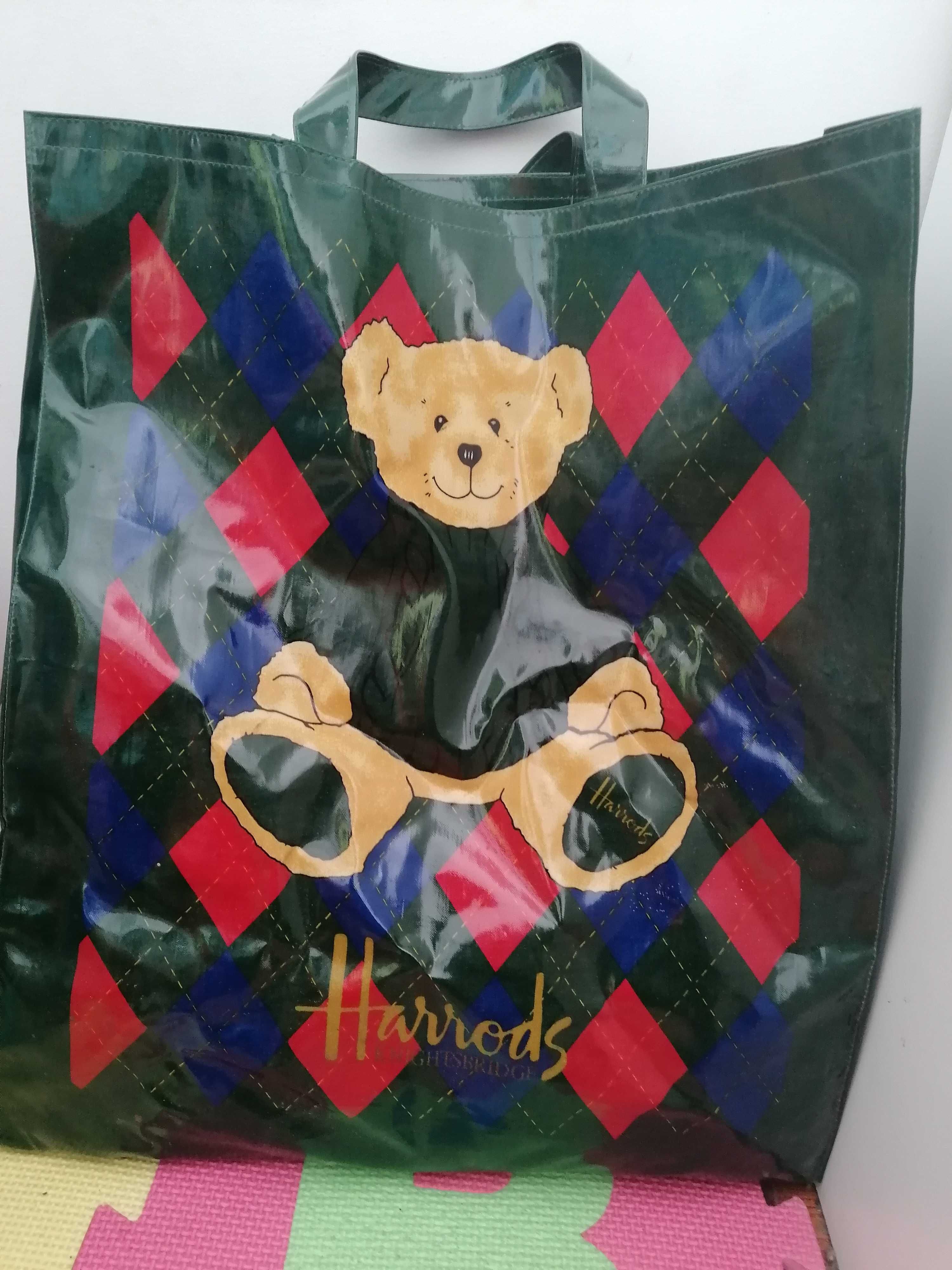 Urso de peluche  com saco, comprado em Londres, no Harrods