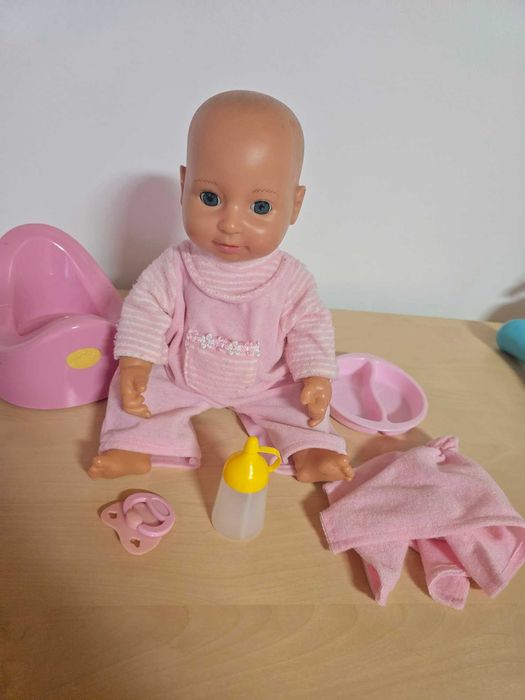 Duża siusiająca lalka z akcesoriami