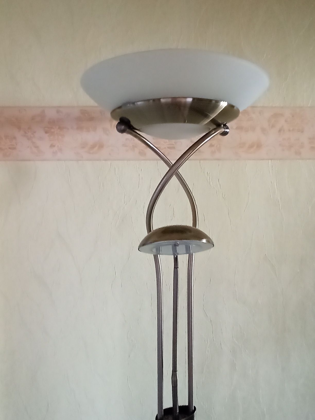 Lampa stojąca dwa rodzaje oświetlenia