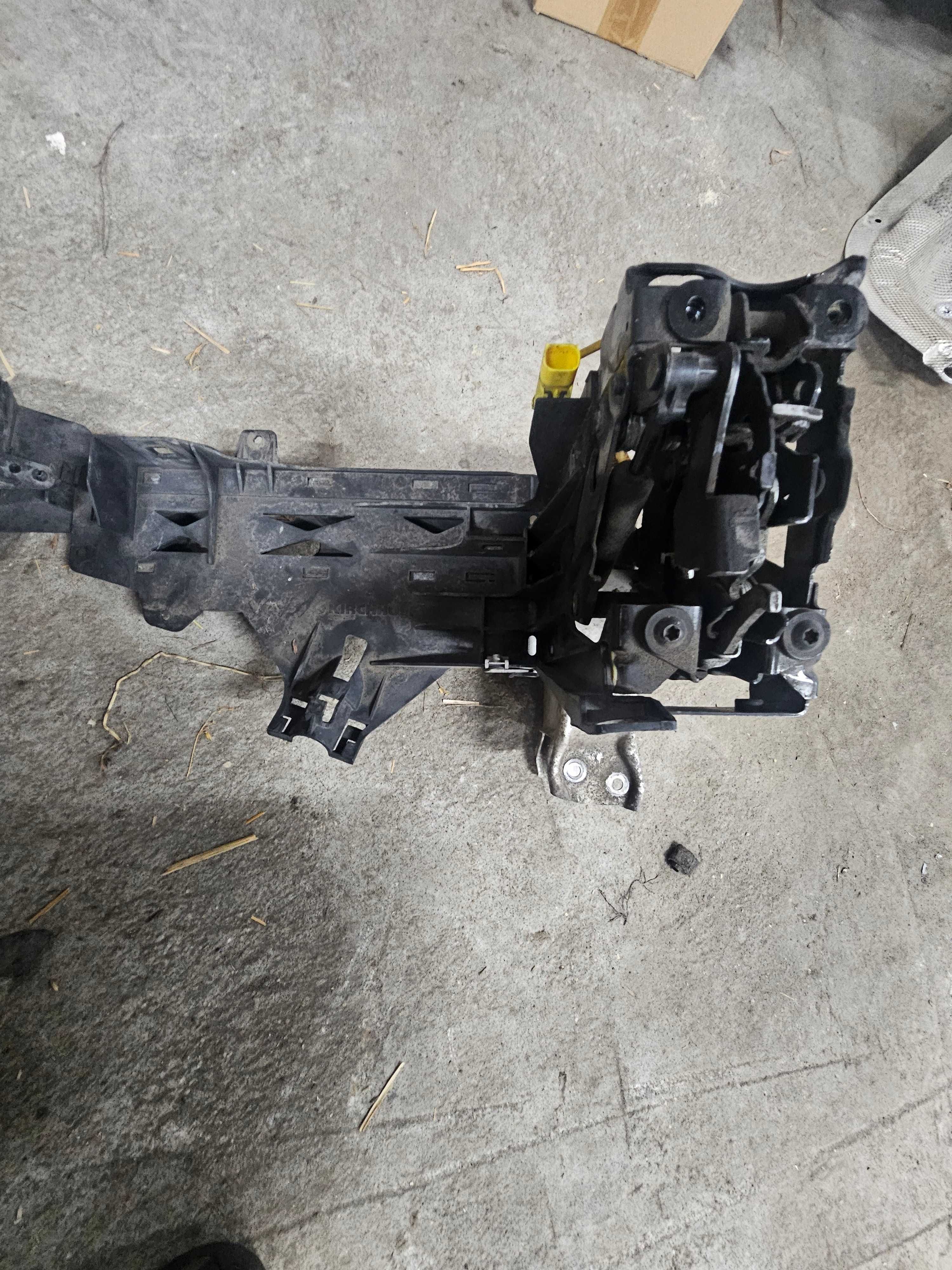 Mocowanie Lampy Prawy Lewy Reflektora Okular BMW F10 F11 2.0D Części