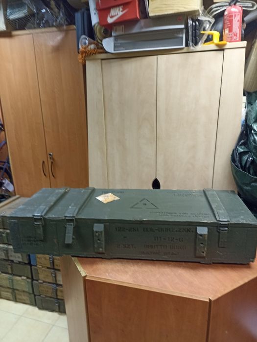 Duża drewniana zielona skrzynia wojskowa zamykana na klamry