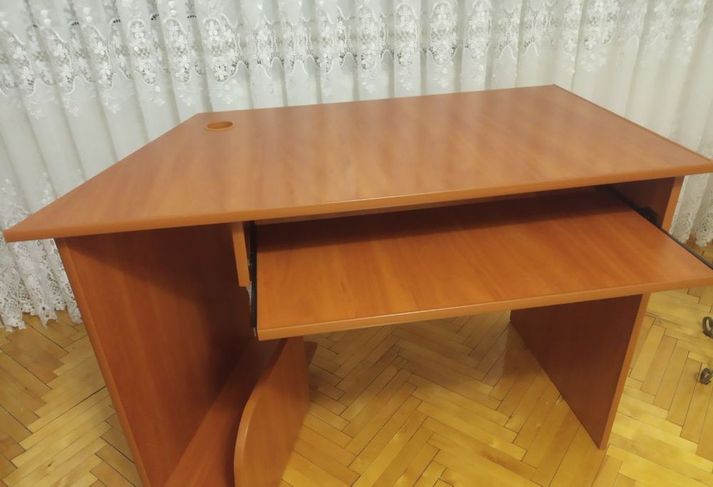 Стіл комп'ютерний