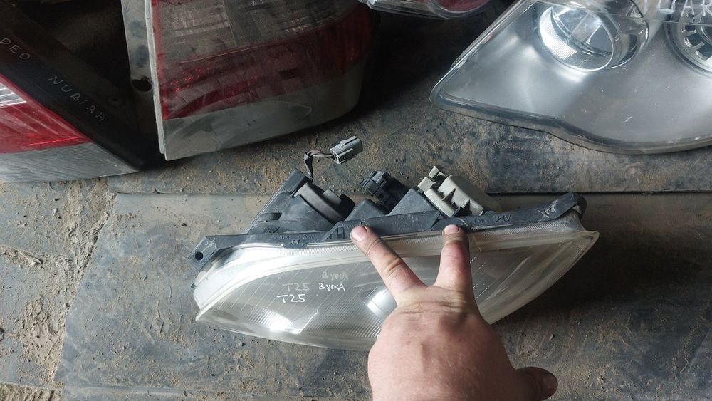 фара лампа Toyota Avensis T25 03-06 ліва