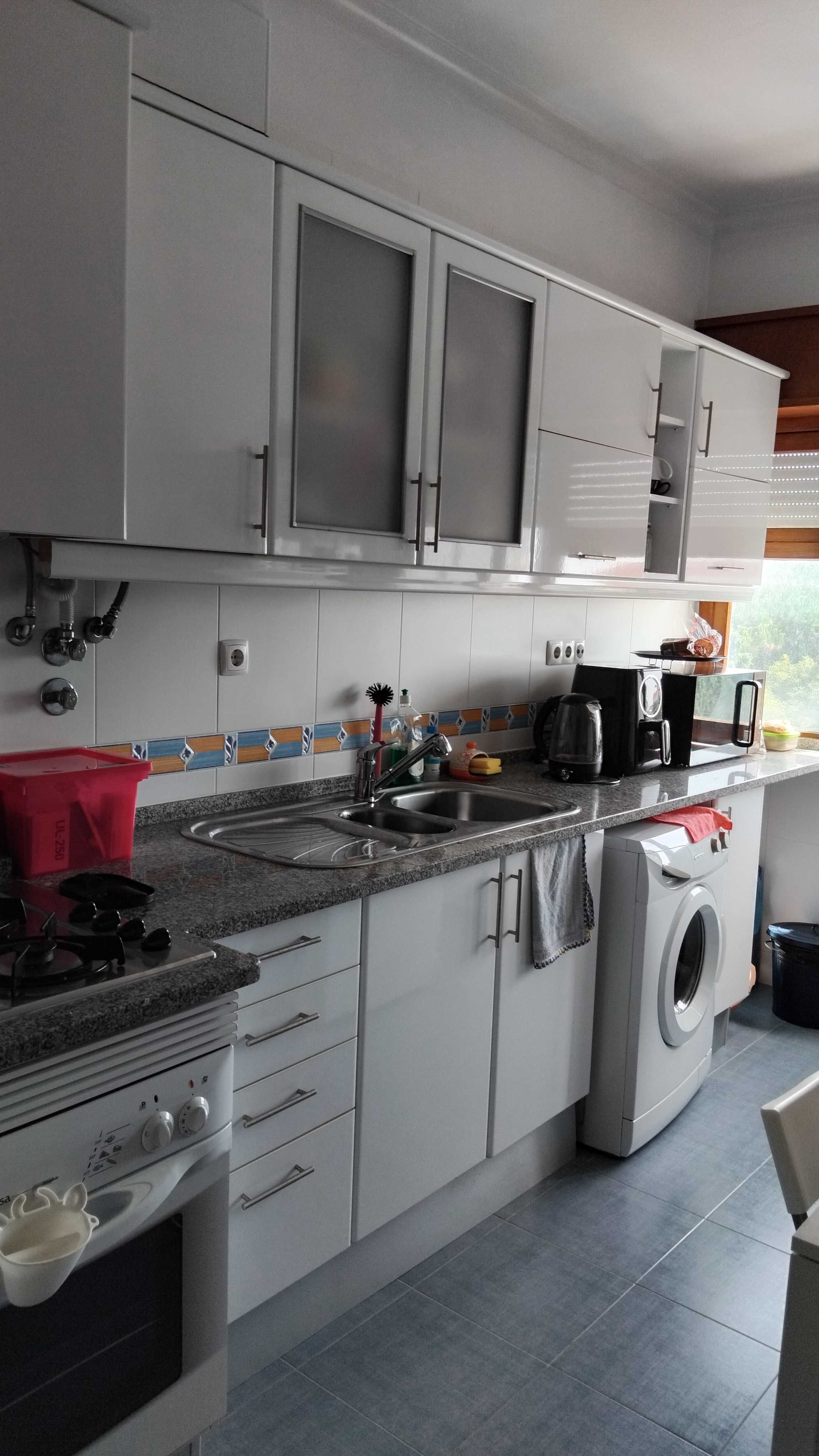 Quarto mobilado em Monte Abraão, despesas incluídas, contrato Finanças