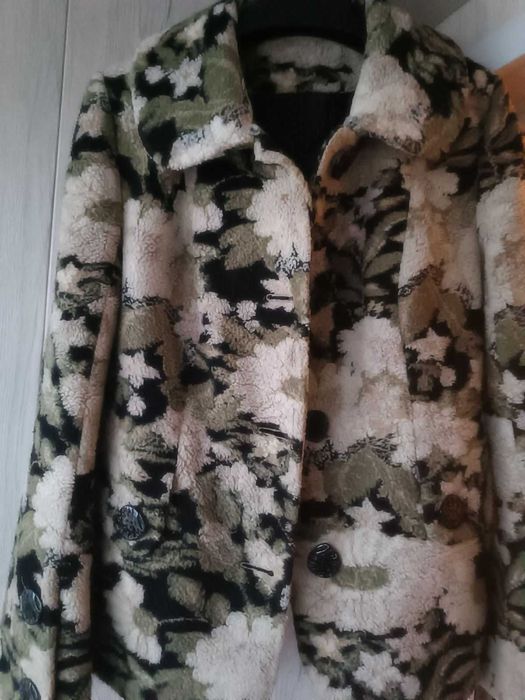 Елегантне коротке пальто з натульним хутром