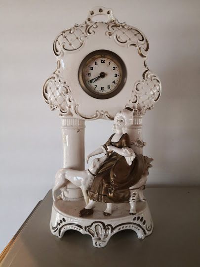 Relógio antigo, em porcelana