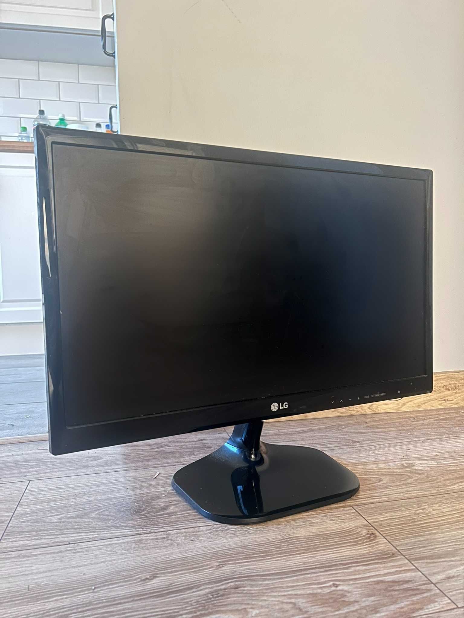 Komputer stacjonarny/b.dobre podzespoły  + monitor LG 24 cale LED