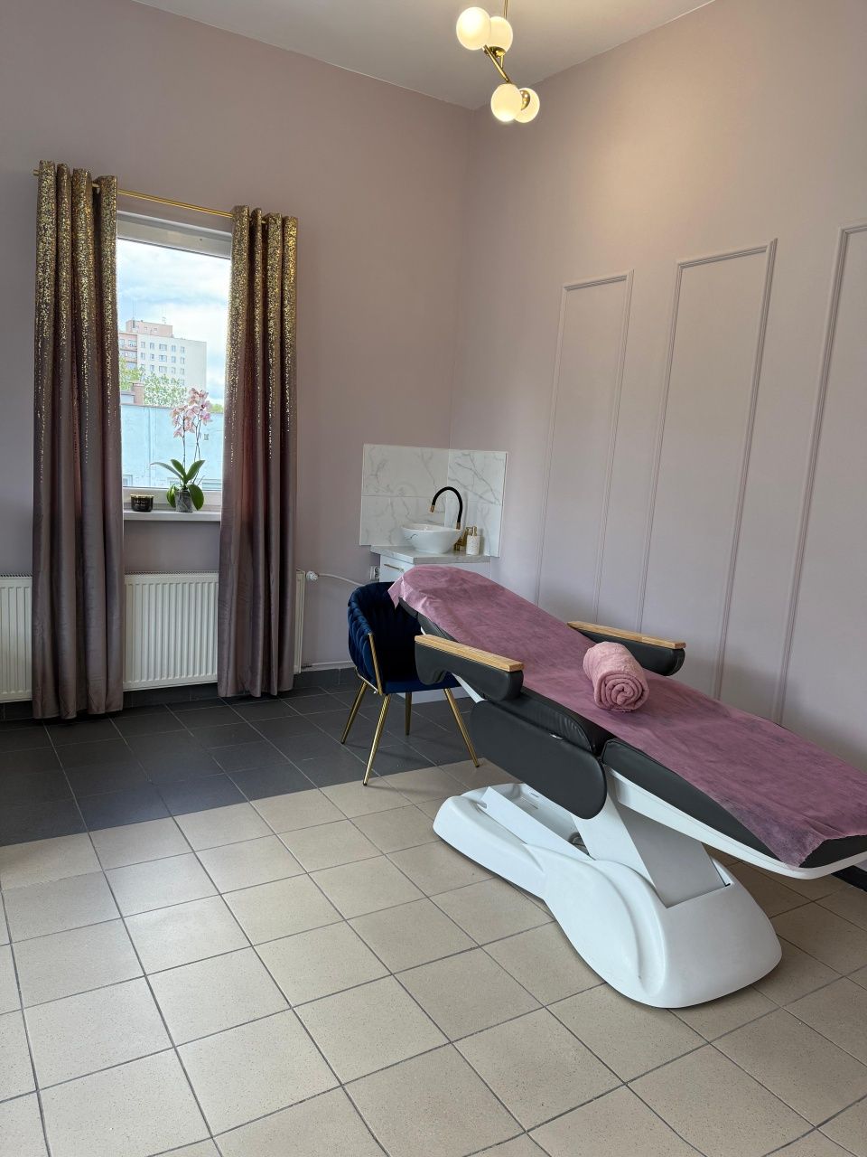 Stanowisko dla stylistki rzęs w salonie w centrum miasta