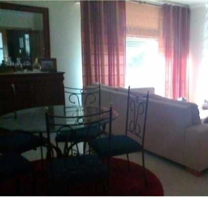 Mesa (em ferro forjado) de sala com tampo de vidro; 6 cadeiras