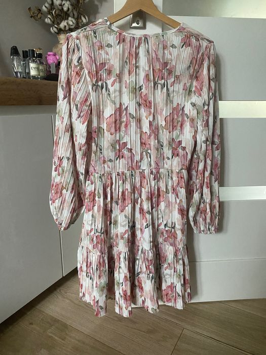 Sukienka z bufiastymi rękawami i odcięciem pod biustem